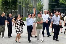 阿里宣布蔡崇信担任董事局主席后 马云与张勇共同亮相云谷图片
