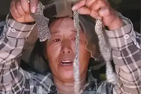 06年，35岁东北农妇与蛇同居15年，与蛇同床：它睡这头，我睡那头图片