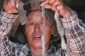 06年，35岁东北农妇与蛇同居15年，与蛇同床：它睡这头，我睡那头图片