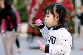 我弟要买房，我妈叫我给他5万元，我给了，第二天弟弟把5万还给我图片
