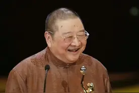 浪子倪匡大笑而去，一天送走两位大师图片