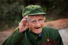 市里寻找退伍老兵，99岁老农掏出23枚军功章，揭开60年的秘密图片