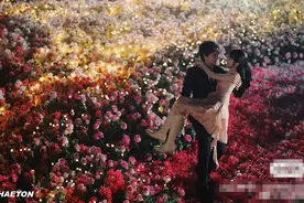 杭州小伙花数十万造花海向女友求婚，与杨颖同款戒指，还请了群演图片