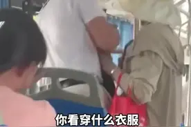 女孩穿cos服遭老人辱骂，被骂下流要求脱衣，网友直言血压上来了图片