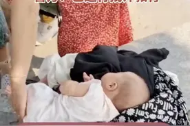 爷爷当街扔双胞胎孙女，路人救下女婴还差点挨他打，网友：建议孙女以后以牙还牙图片