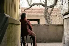 两对夫妻抱团养老，不到半年就散伙，64岁大妈哭诉：老伴差点没了图片
