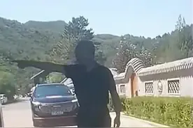 故意煽风点火？景区工作人员的愚蠢回应把“拆门董事长”推进火坑图片