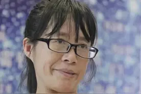 46岁网红女诗人嫁给90后帅哥男友惹争议，网友评论他们：贪财好色图片