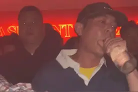 陈冠希现身上海酒吧！兴奋喝酒蹦迪浑身汗如雨下，周围美女狂尖叫图片