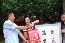 包粽子、编彩绳、送艾草、画彩蛋…… 哈尔滨这些小区端午民俗活动拉近和谐邻里情图片