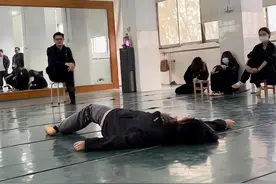 广东一女生舞蹈课表演丧尸，倒地瞬间开始扭曲老师吓坏：太像了图片
