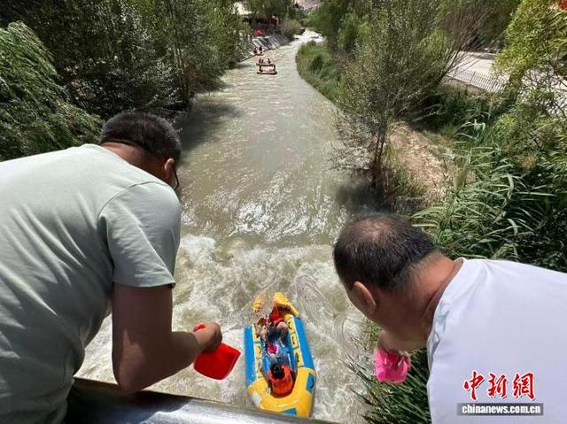 戈壁滩“戏水经济”添趣假日旅途