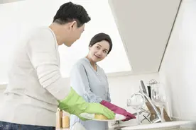 63岁女雇主让男保姆帮忙洗脚，女雇主：这是责任，保姆：一次五十图片