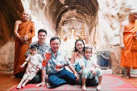 38岁泰国女总理拍全家福，牵手父亲仍是小女孩，秀出爱马仕稀有品图片