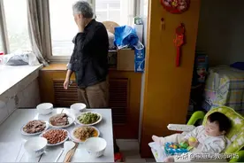 婆婆好心帮儿媳妇带娃却不落好，做饭带娃妥妥活成了老妈子图片