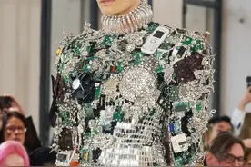 香奈儿死对头“复活”，奇葩礼服吓坏网友：这是人类能穿的衣服？图片