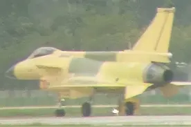 太酷了！歼10新改型露面，方形背脊造型奇特，战斗力却极大提升图片