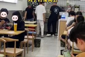 女友和别的男子约会，男友拍下证据后离开，女友想解释却苍白无力图片