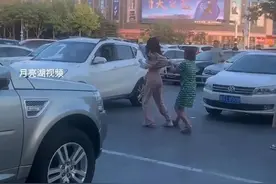 潍坊女子“人肉”占车位被硬停，双方展开骂战，战地记者全程跟拍图片