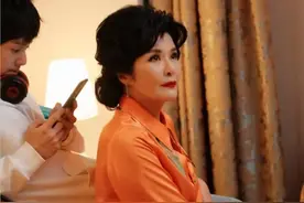 “妈妈专业户”田岷气质太好，63岁烫卷发不俗，穿大红色优雅时髦图片