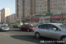 交警优化红绿灯配时 仓房沟中路通行效率明显提升图片