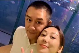 陈浩民妻子怀5胎了？街头掀衣裤露隆起小腹，光天化日被指不文明图片