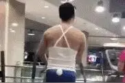 夏天到了，男生为什么光膀子，女生能光膀子吗？图片