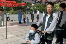 17岁少年患罕见病 全班42名同学轮流背他上下楼图片