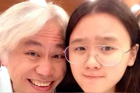 林靖恩：17岁爱上56岁大爷，娘家与她断绝关系，9年后眼神无光图片