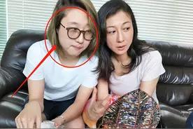 成龙女儿小龙女与女友现身街头，勾肩搭背头发染白，状态好很多图片