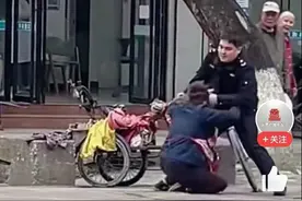 门口晾衣服被没收，城管与男子互殴，被‮子男‬暴揍，拳拳到肉！图片