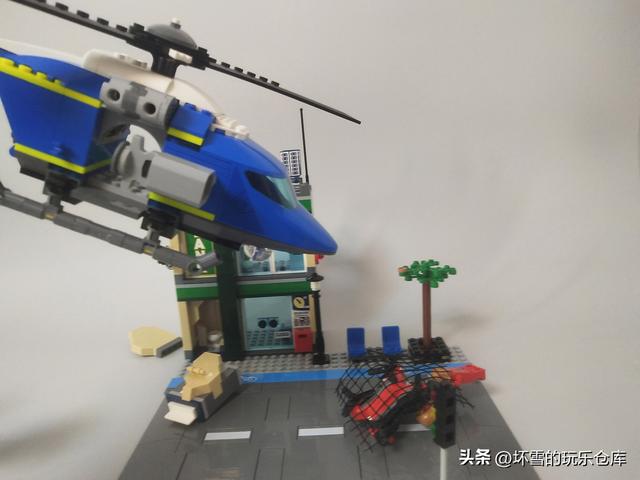 乐高城市组套装试玩，警察大战银行抢匪，保障乐高城市安全
