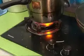 男子回乡过年忘关火7天炼化卤鸡爪：家里全是烟，幸亏没引起火灾图片