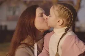 女子接二胎放学被当成奶奶，心里莫要太纠结图片