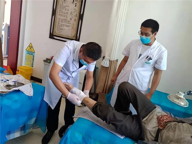90后小伙子当催乳师，一天服务十几位女性，每月稳赚30000元