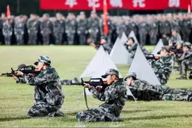 军训“卷”成这样了！网友：这和入伍有什么区别？图片