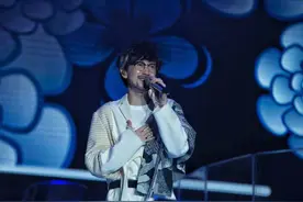 当「青花」的前奏响起，周传雄是无需加冕的情歌教父图片