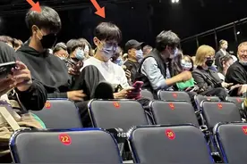 张杰夫妇低调参加晚宴，搂腰接吻当众秀恩爱，何炅现身看谢娜演出图片