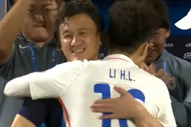 一场7-0，让中超扩军成为笑话！王大雷在场上蹲着看比赛图片