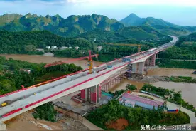 广西大凭高速全线最大跨度连续刚构桥合龙图片