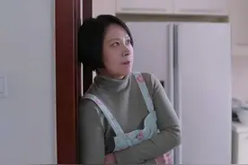 保姆从老家扛回来一桶油，雇主奖励她10万块图片