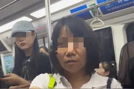 女子地铁上自称“老师”强令他人让座，目击者：其女儿一直劝阻她图片