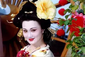 最美贵妃林芳兵57岁留“女神头”，瘦身后穿衣简单却时髦逆龄变美图片