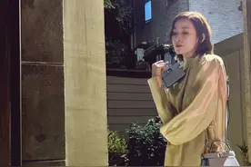 46岁佘诗曼路灯下秀长腿！穿3万块短裙靠柱子上，一双白腿好抢眼图片