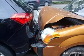 前车突然变道，后车却负全责？车主怒了，交警给出解释：没罚错图片