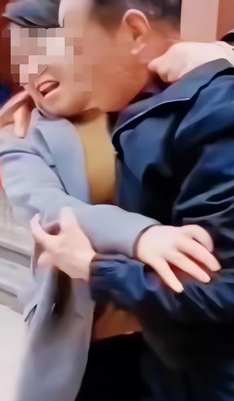 大爷喜欢广场舞大妈，强奸并多次骚扰，大妈被逼在他杯中放安眠药