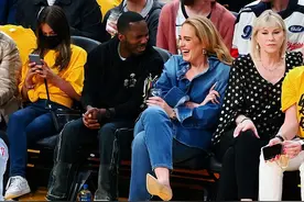 34岁阿黛尔和非裔男友看NBA，同居后更甜蜜，豪放大笑惹邻座不满图片