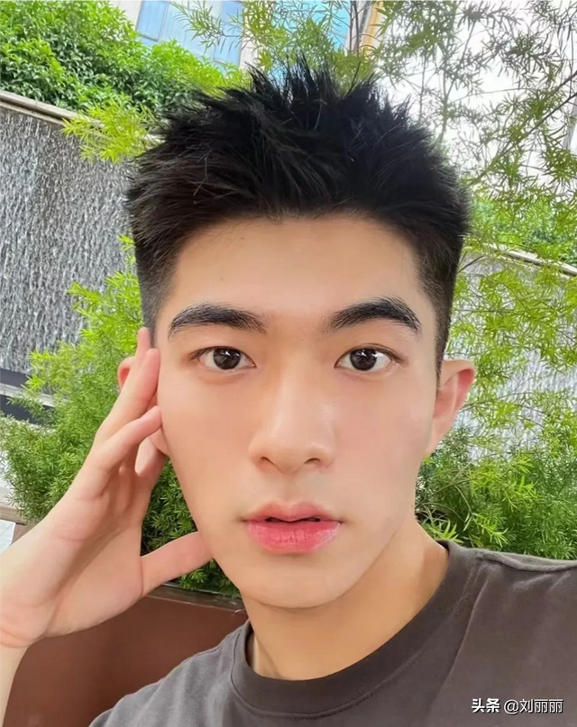 男士发型图片 中短发 帅气,今夏爆火男士发型16款,剪短烫烫真帅气