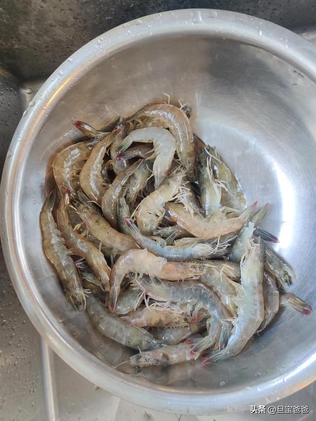 虾火锅的家常做法（自制虾吃虾涮虾火锅）