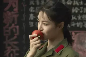 70年代解放军用餐全过程：8人围坐成一桌，桌上放盆大锅饭图片